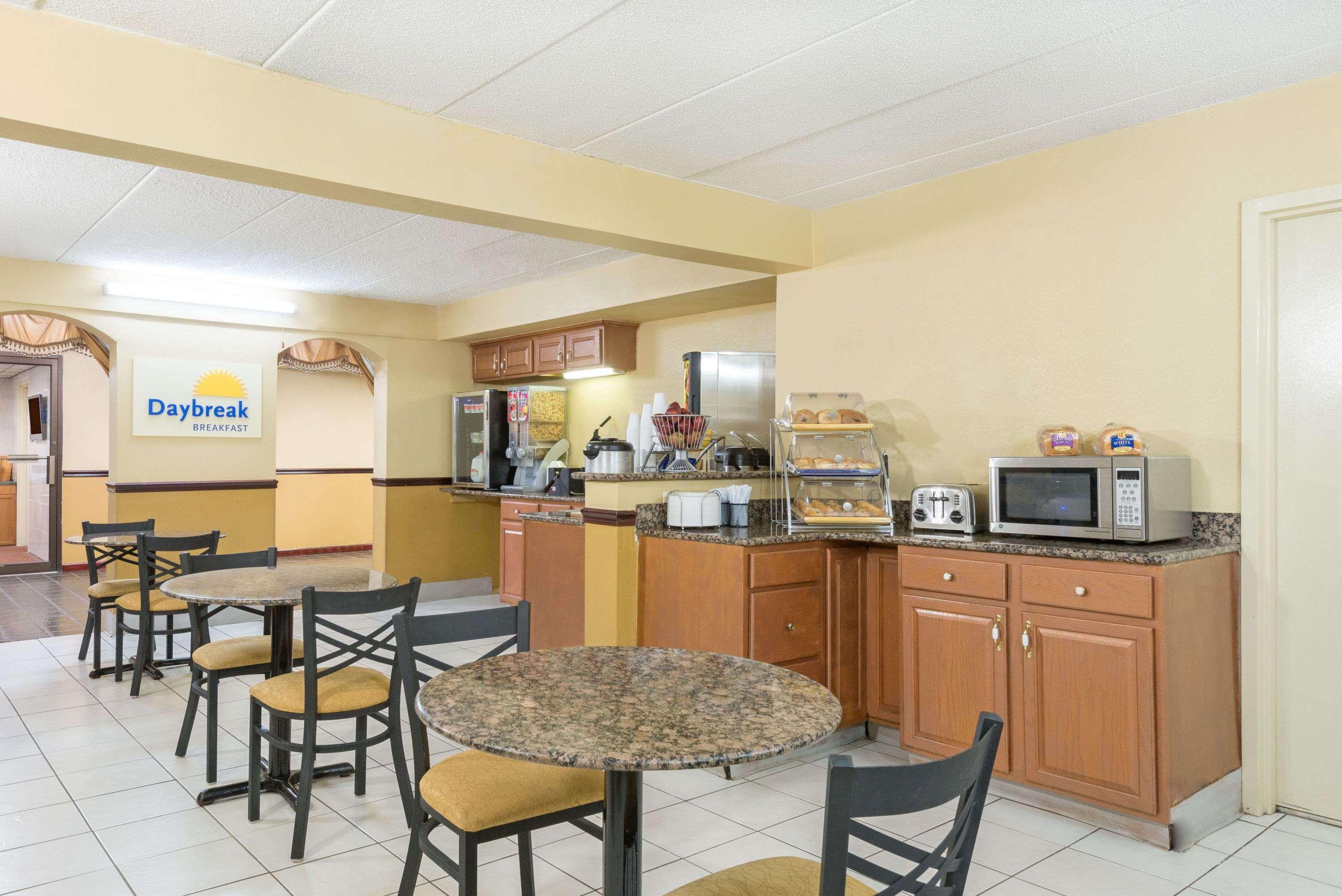Days Inn By Wyndham Hagerstown I-70 Bagian luar foto