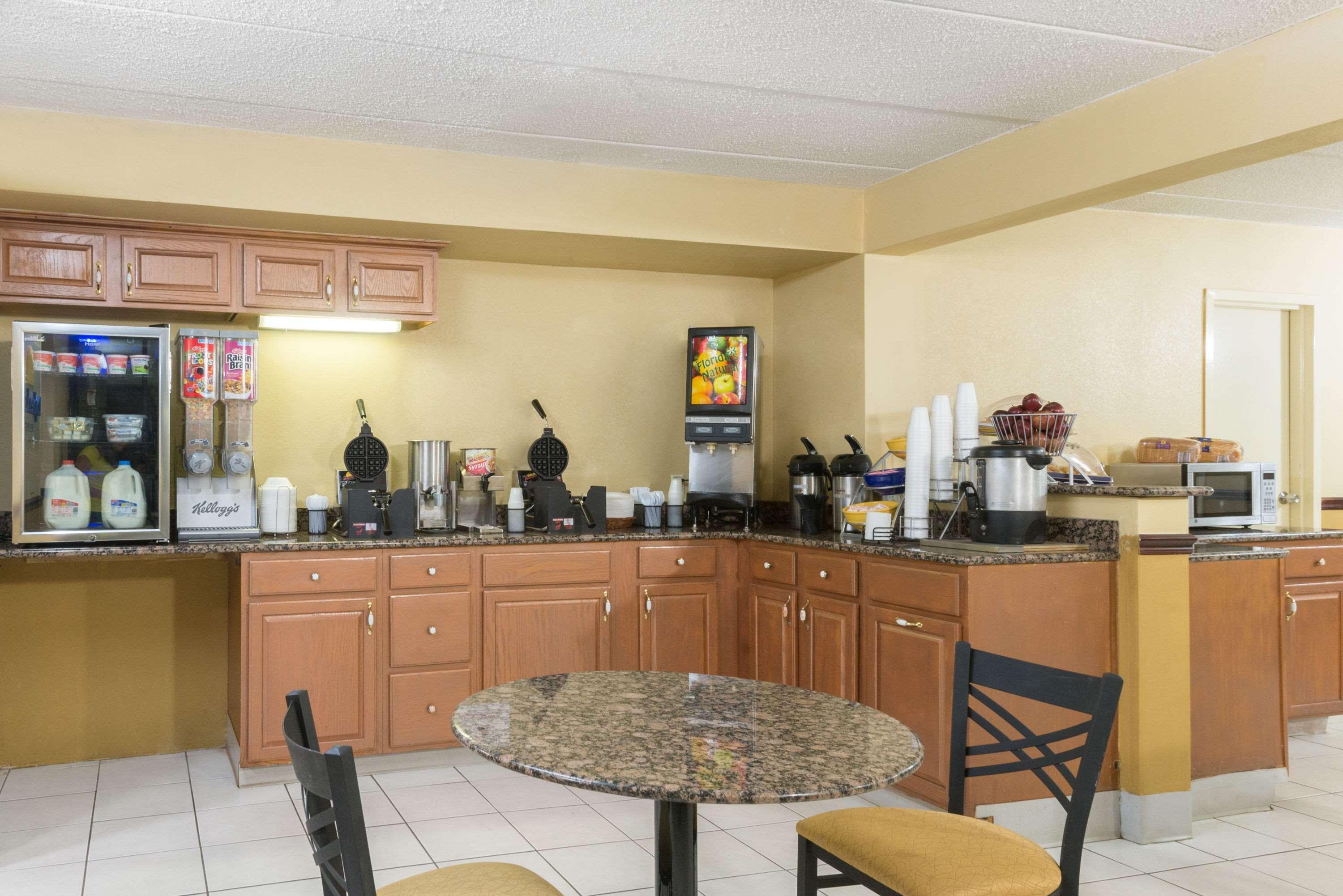Days Inn By Wyndham Hagerstown I-70 Bagian luar foto