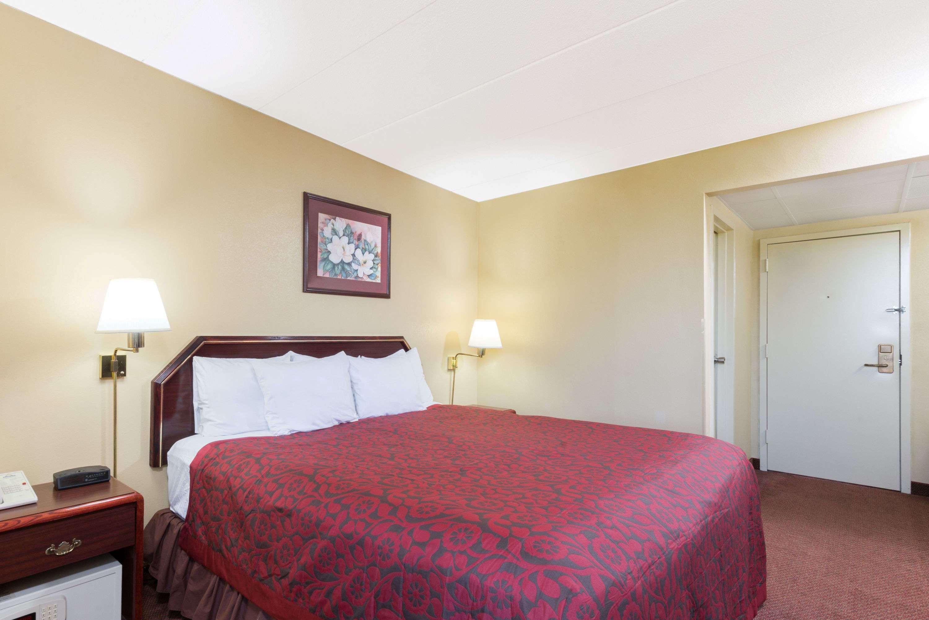 Days Inn By Wyndham Hagerstown I-70 Bagian luar foto