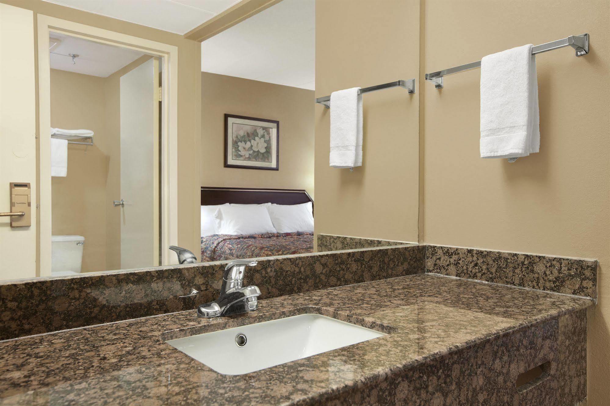 Days Inn By Wyndham Hagerstown I-70 Bagian luar foto